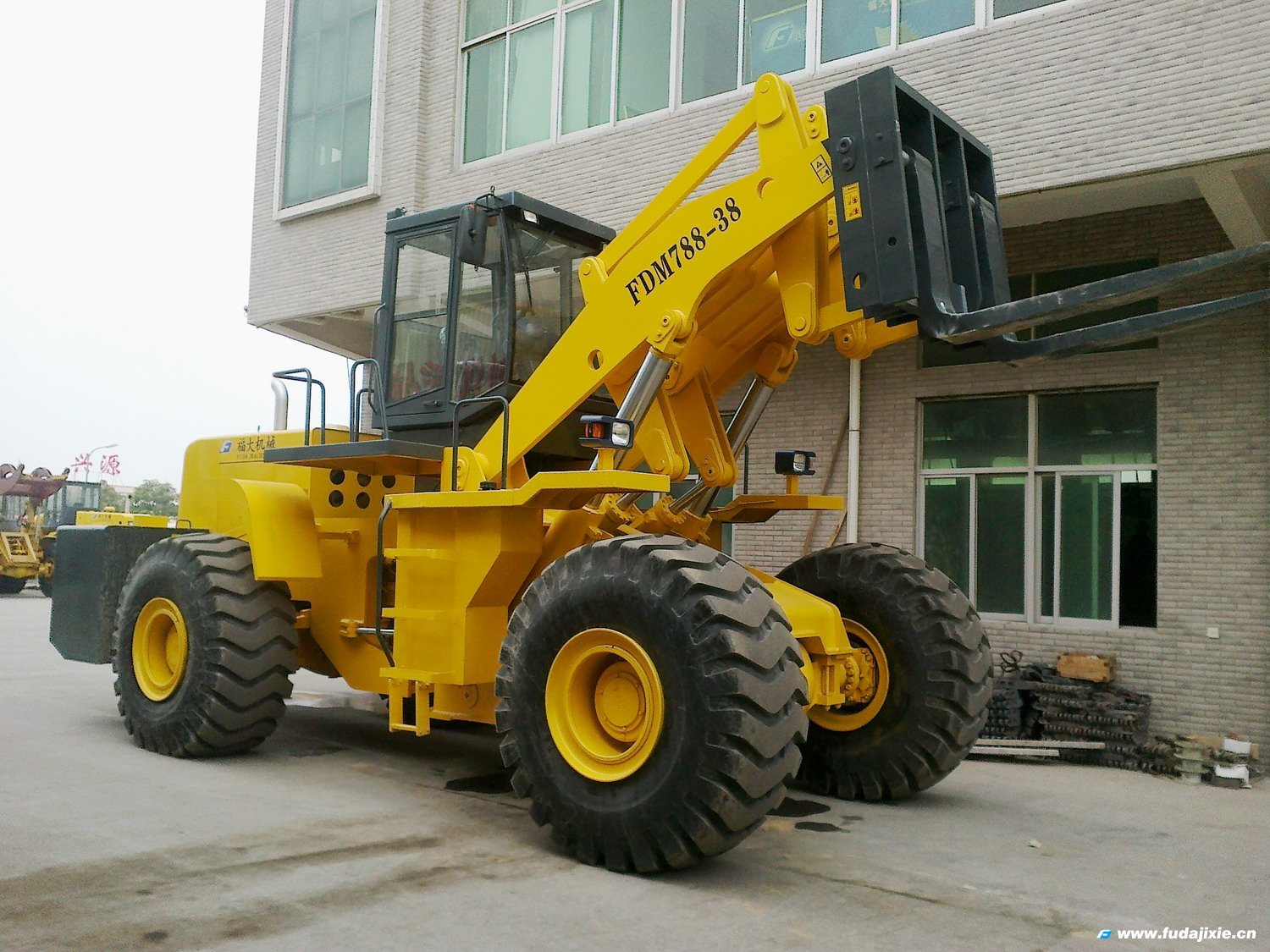 星空官方网站38吨叉装车亮相2012年厦门星空online(中国)