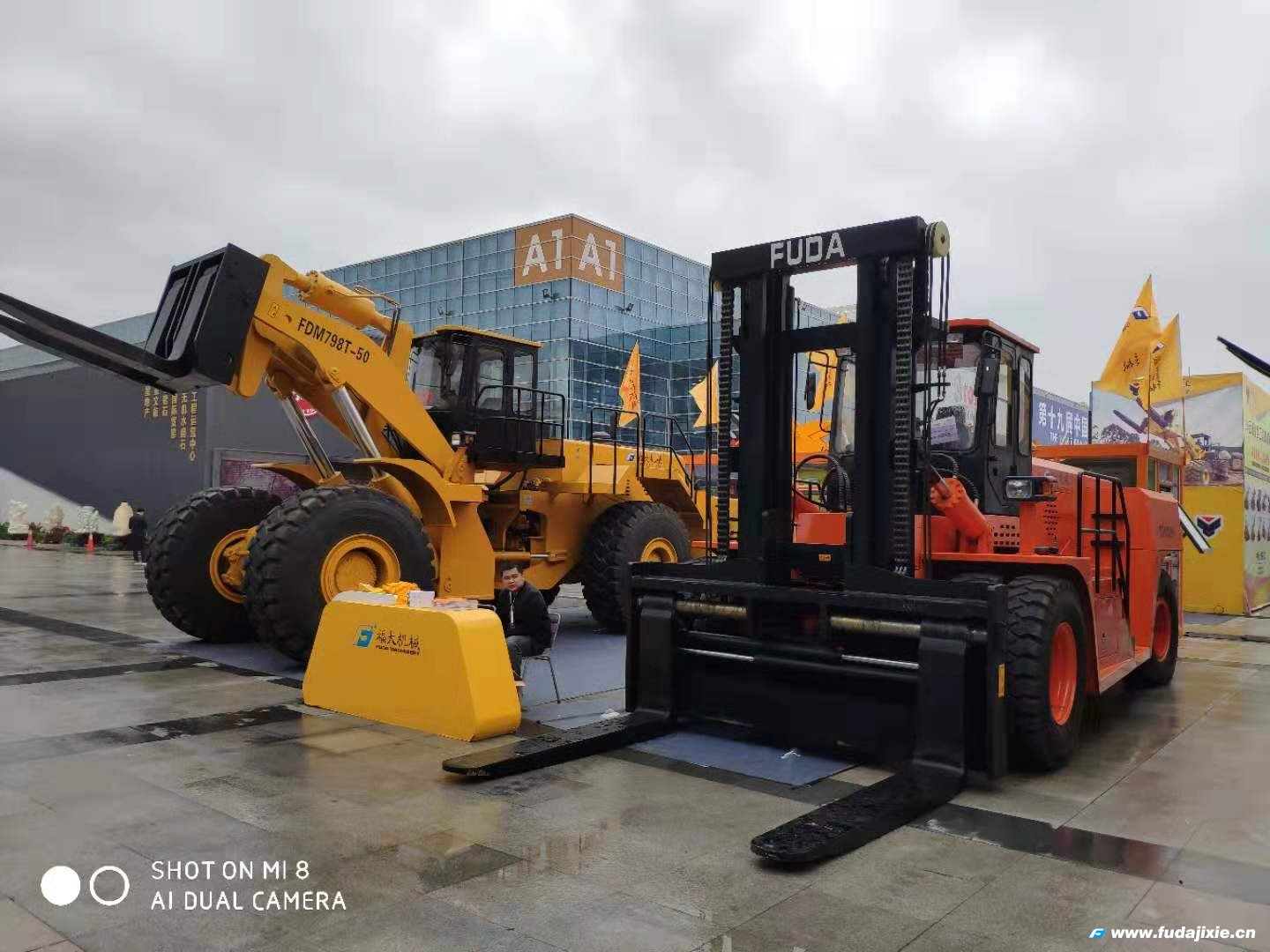 星空官方网站50吨叉装车亮相2019年厦门星空online(中国)